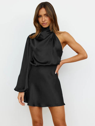 Mini robe à épaules nues